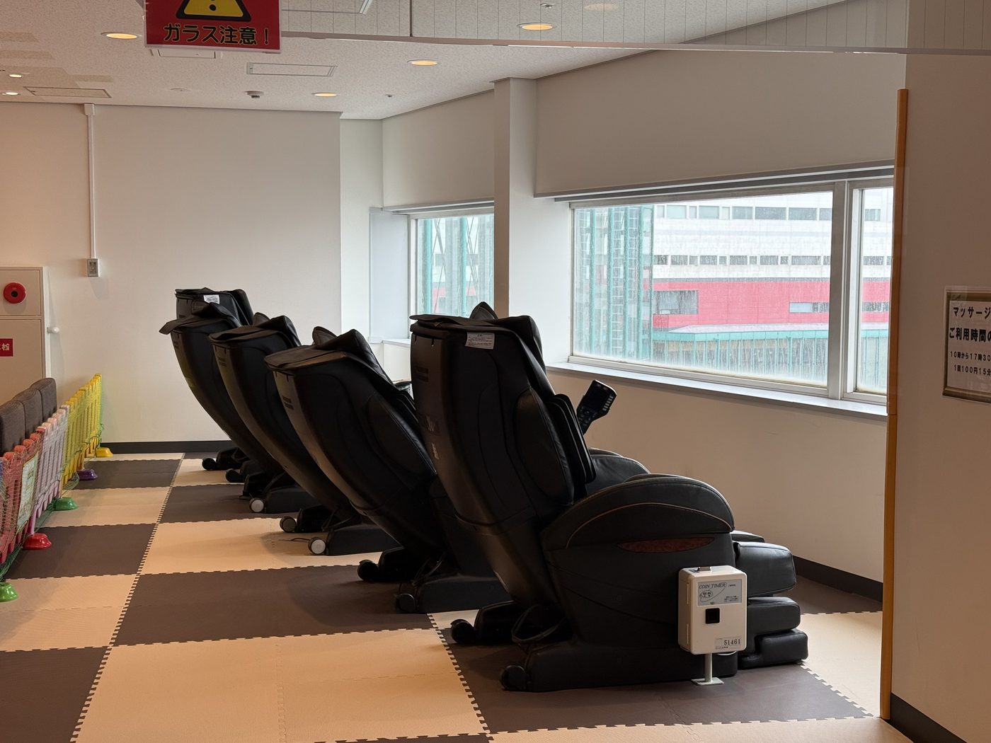黒いマッサージチェアが4台並んでいる