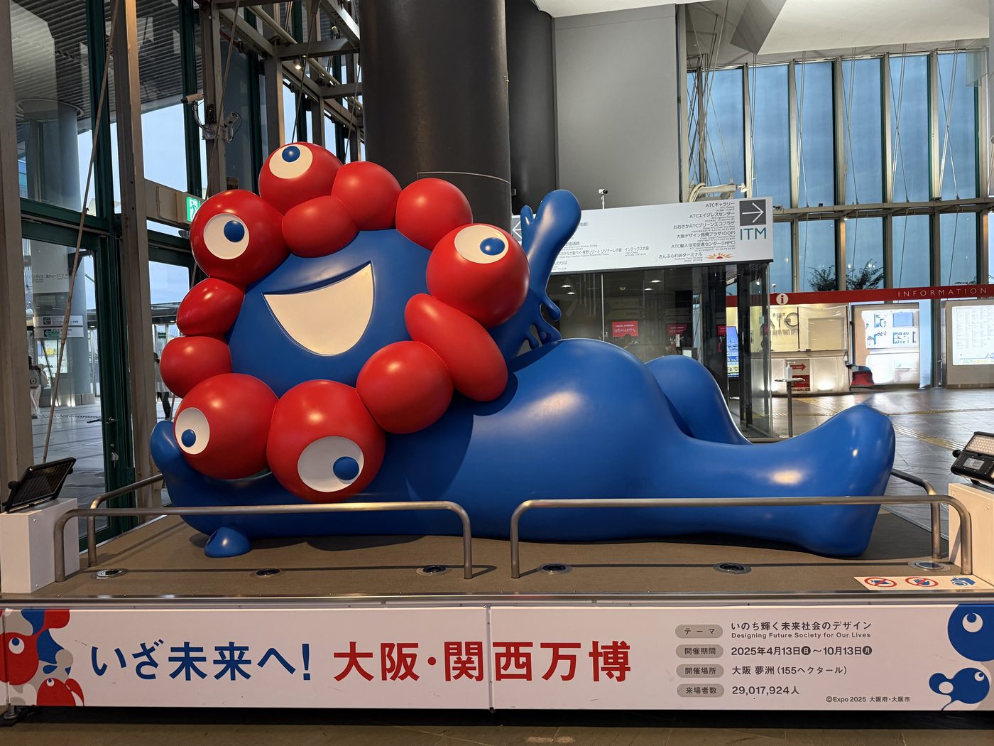 寝そべったポーズの、青い体に赤い目がたくさんついた大きな像