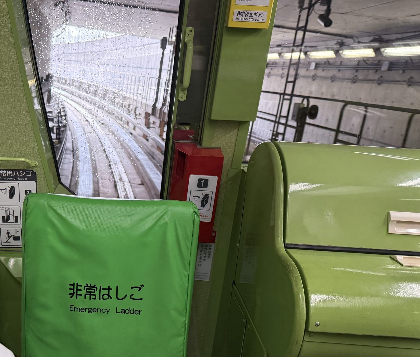 ニュートラムの一番前の席から見えるトンネルと線路