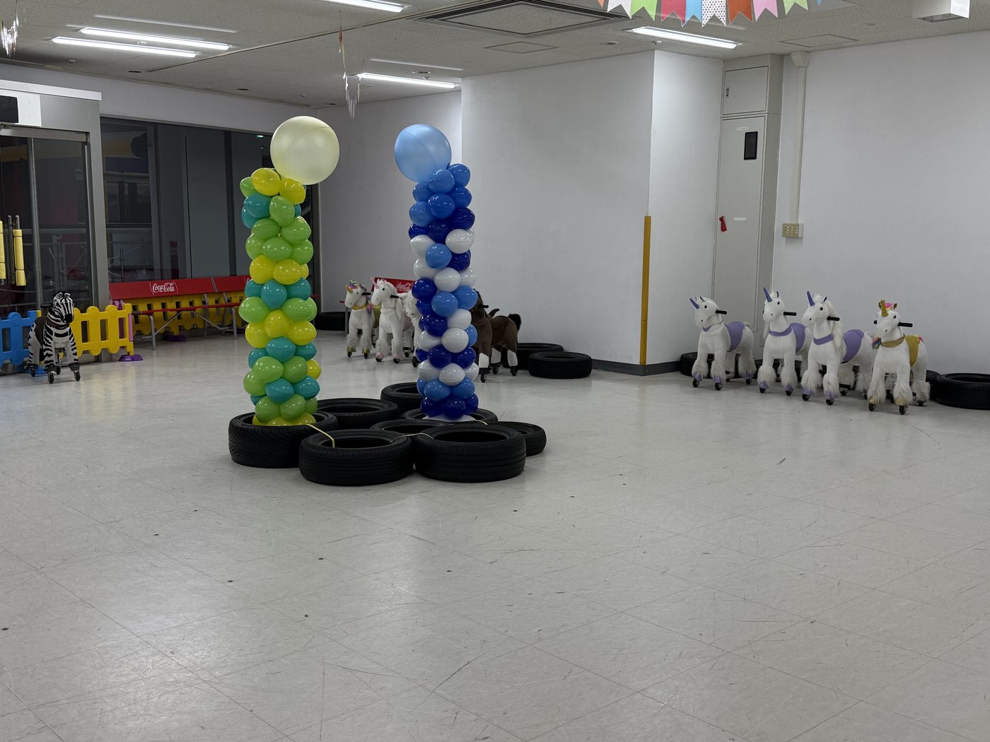 馬とユニコーンの乗り物が並んだポニーライドのコーナー