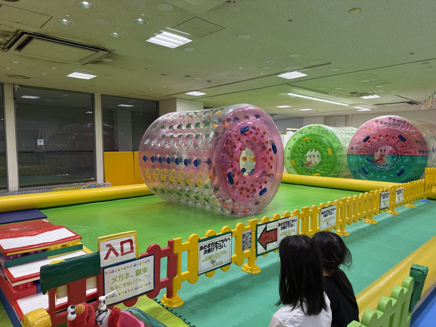 カラフルな透明ローラーが3つ並んだローラーズ