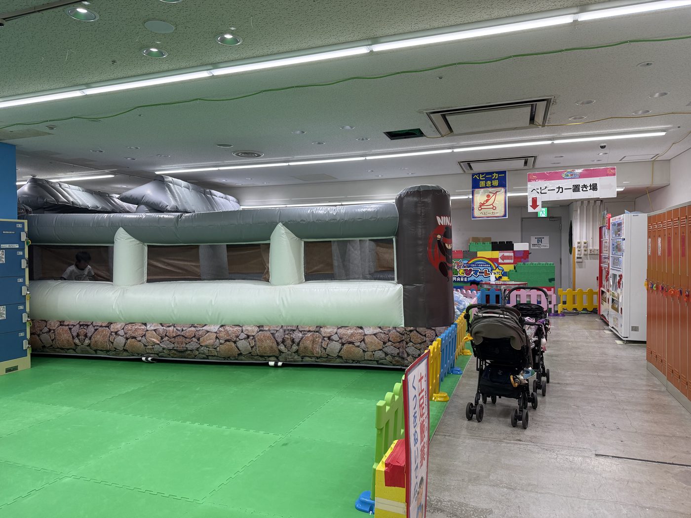 白と灰色の大きなふわふわ忍者迷路とベビーカー置き場
