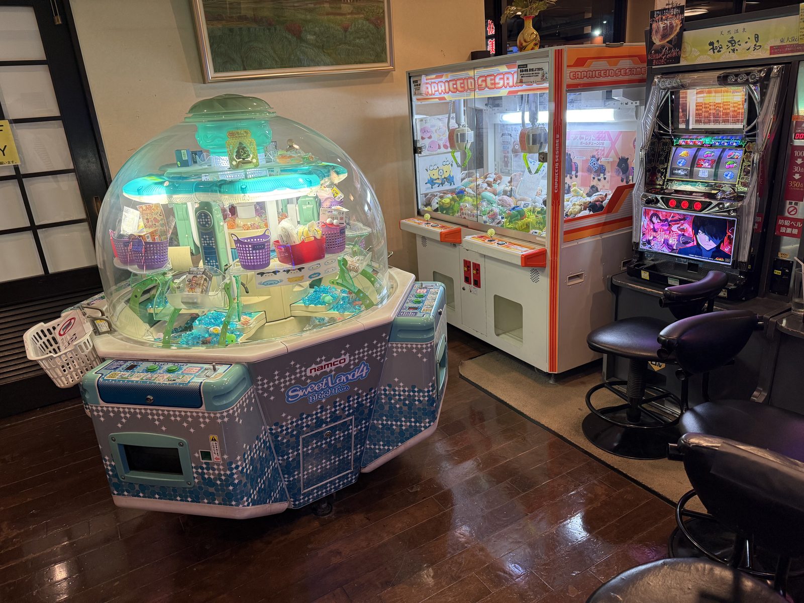 クレーンゲーム2台とメダルゲームが置かれた小さなゲームコーナー