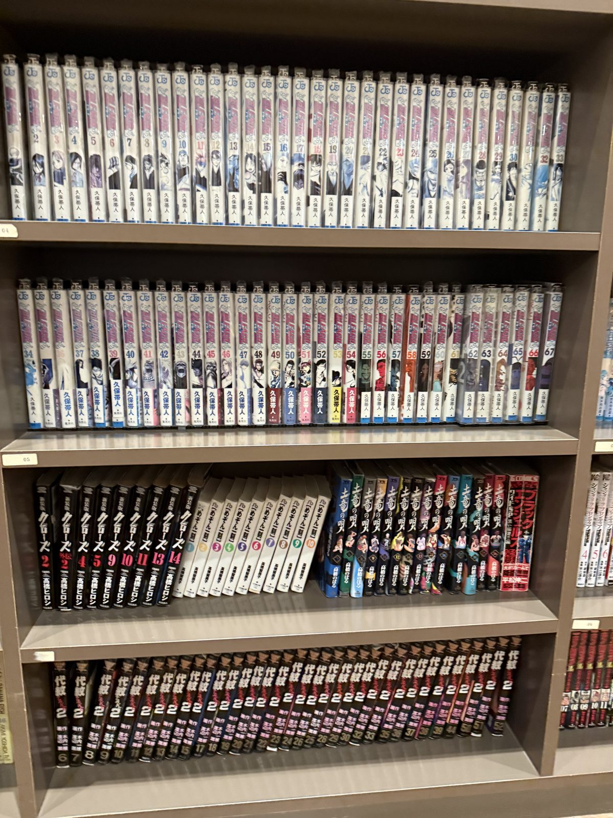 壁一面の本棚にぎっしり並んだ漫画