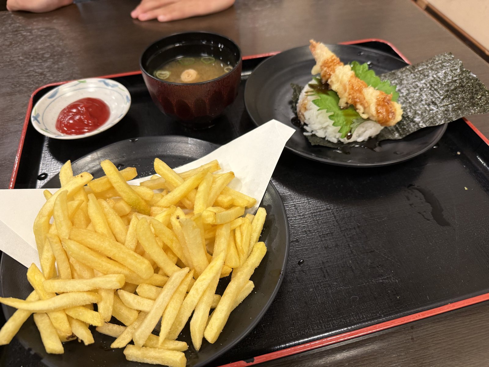 山盛りのポテトフライと、海老天のおにぎらず、味噌汁がのったお盆