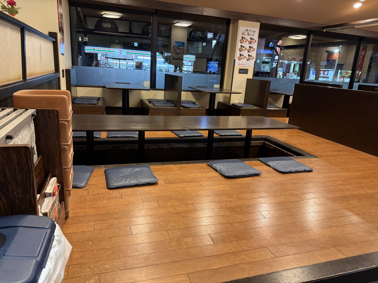 掘りごたつ式の食事処の席