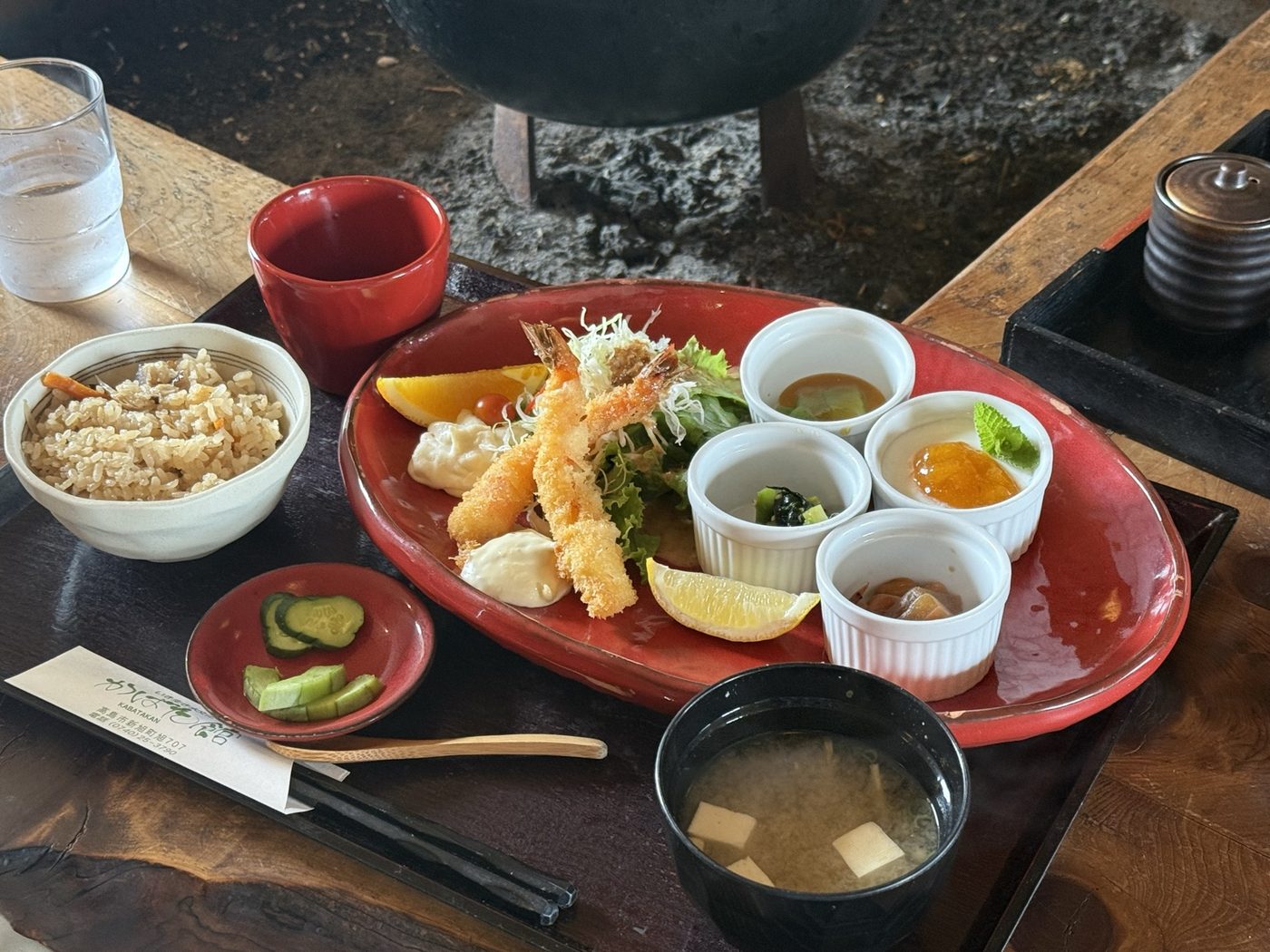 エビフライと小鉢が並んだ姫御膳