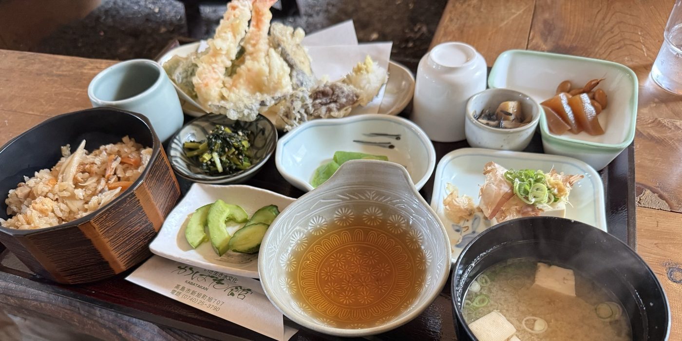 天ぷらと小鉢が並んだ野々花御膳