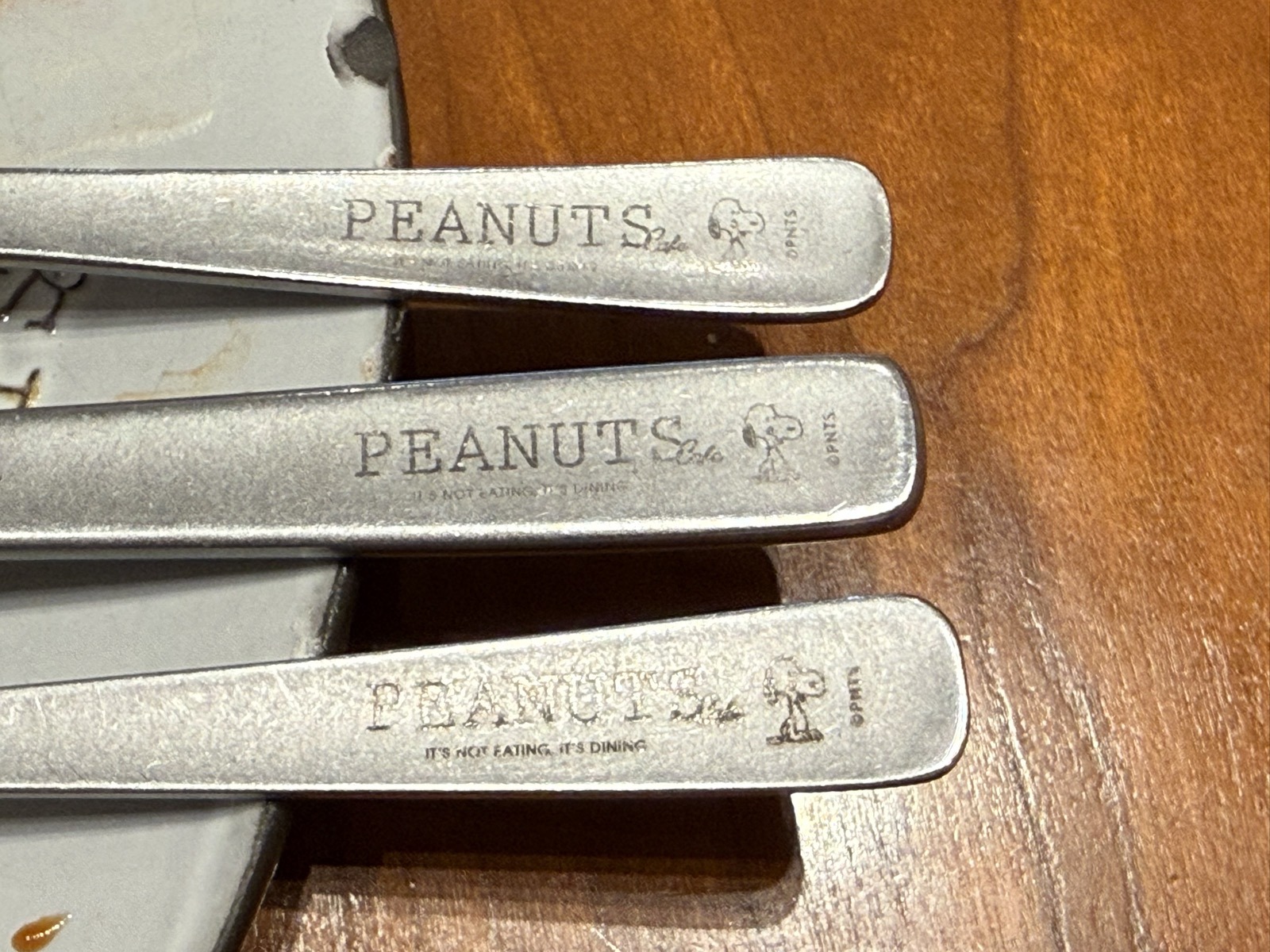 PEANUTSのロゴとスヌーピーの刻印が入ったカトラリー