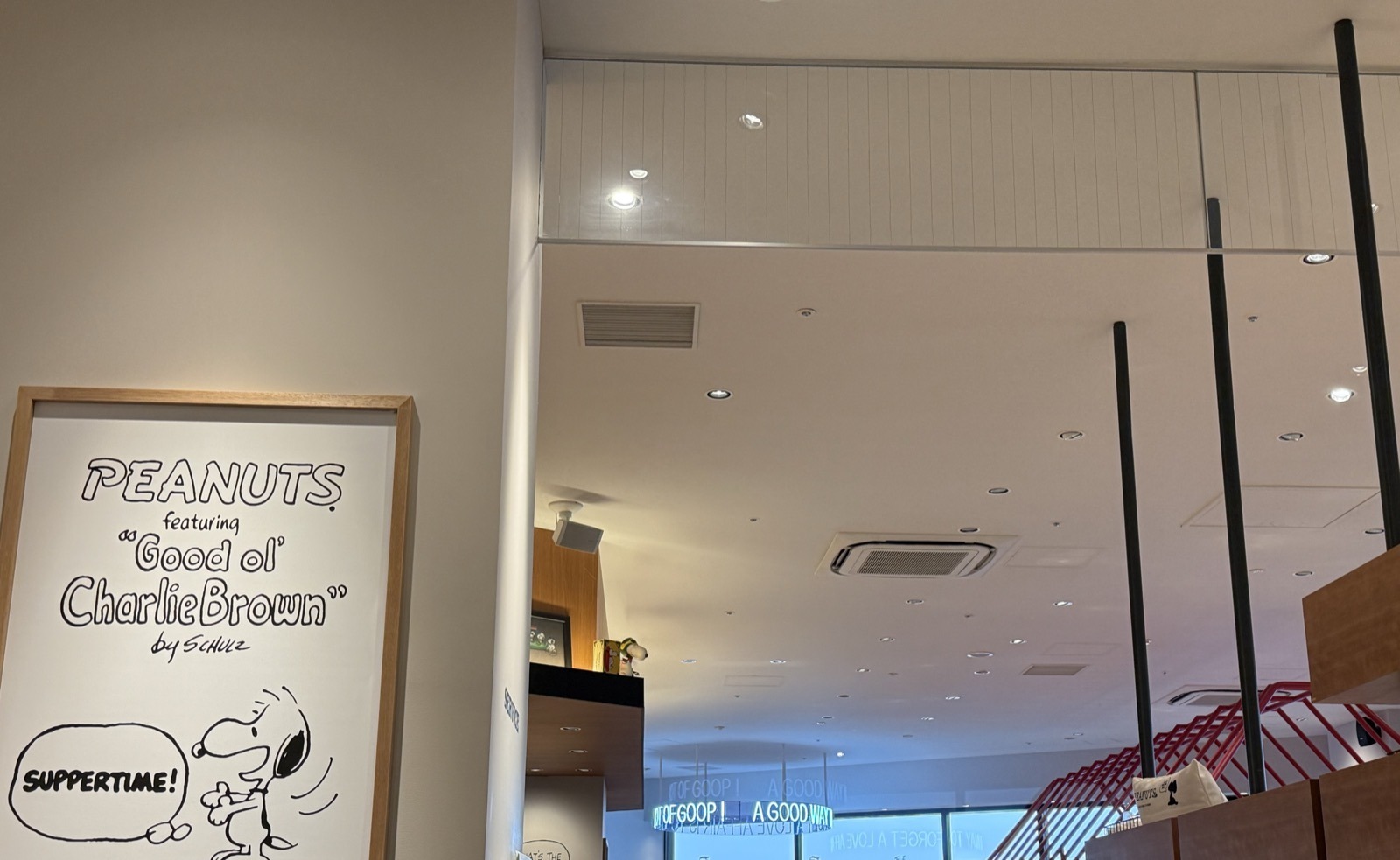 吹き抜けで天井の高い店内。壁にPEANUTSのパネルが飾られている