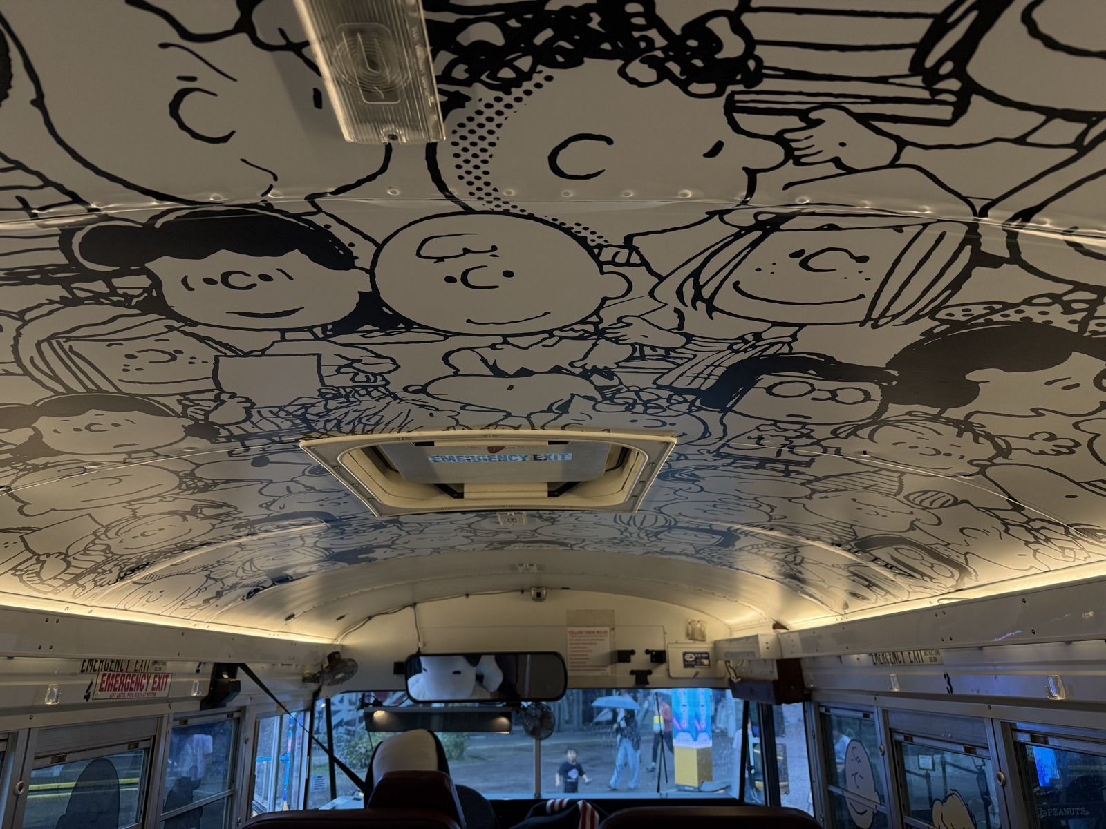 スクールバスの天井。一面にPEANUTSのキャラクターの線画が描かれている