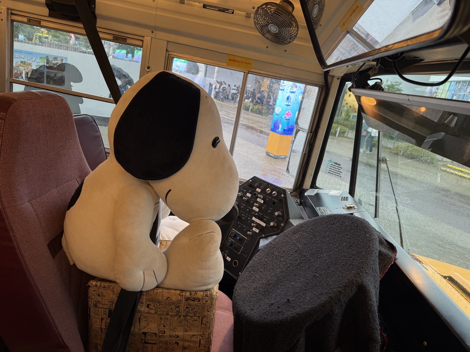 スクールバスの運転席に置かれたスヌーピーのぬいぐるみ