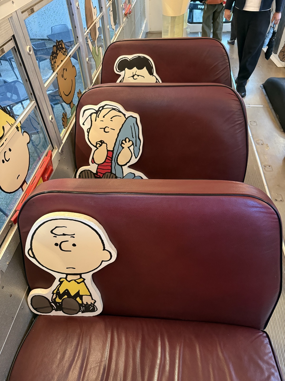 スクールバスの座席に置かれたPEANUTSキャラクターのパネル