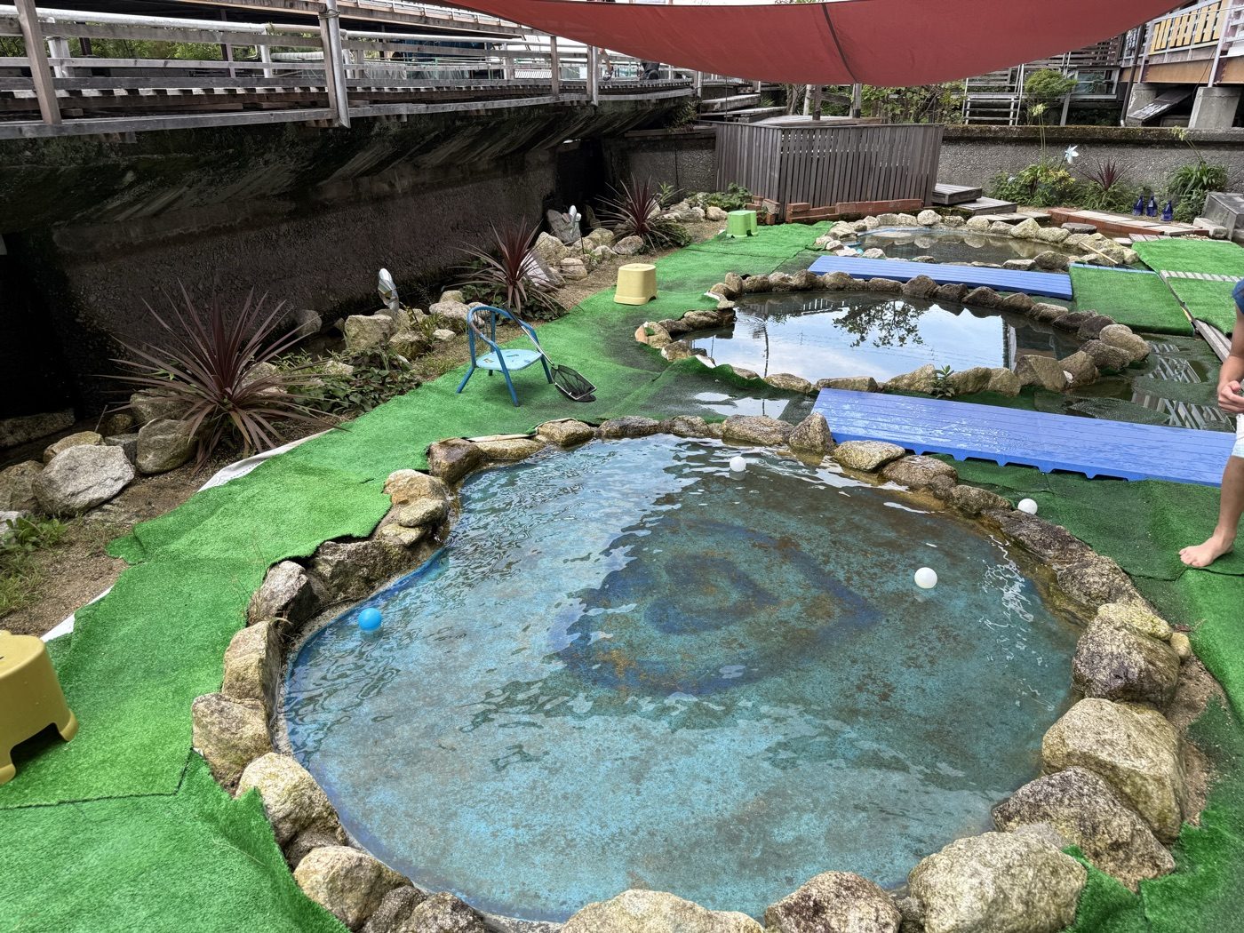 浅い水がはられた鮎の手づかみ用の池