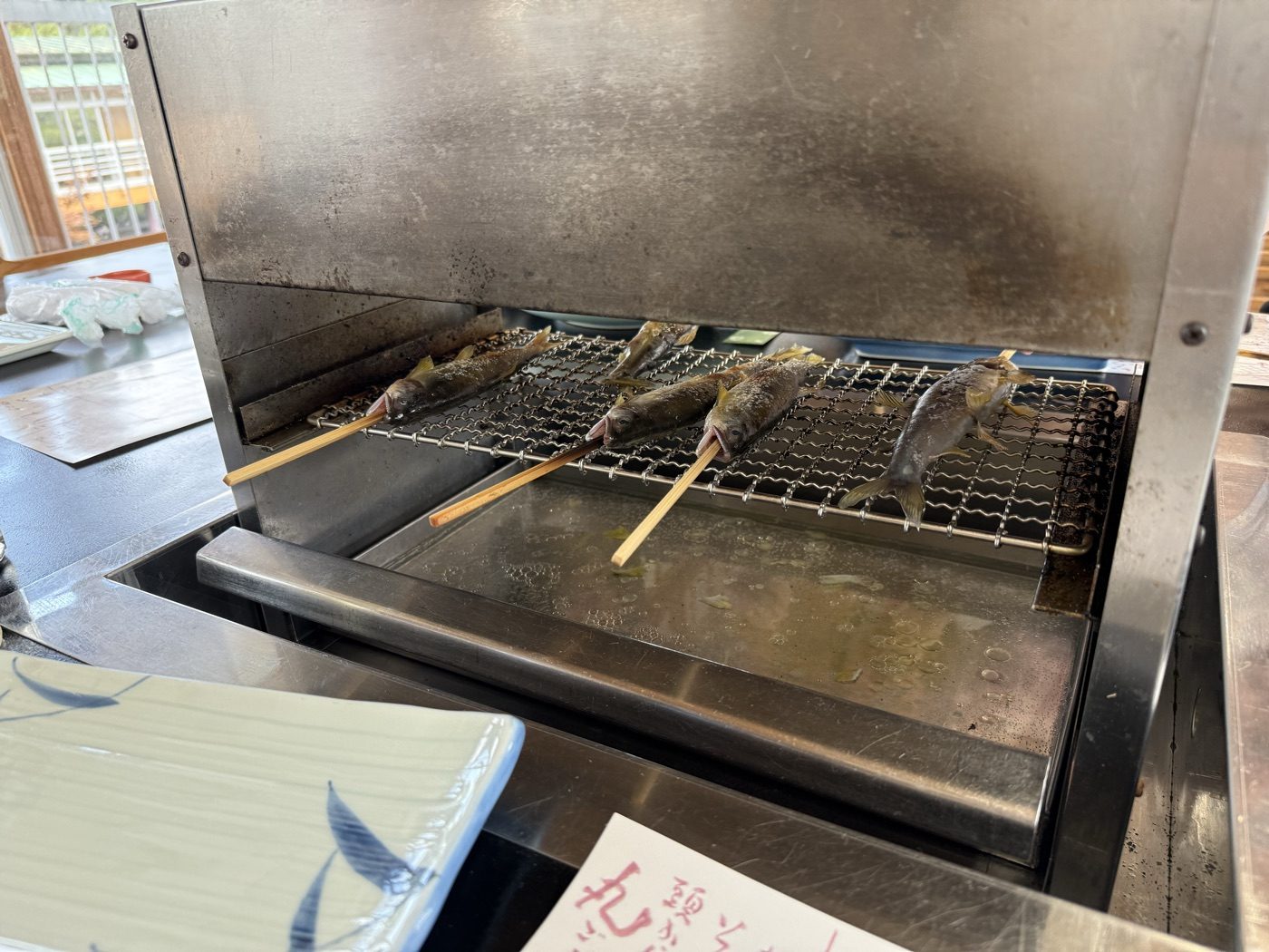 七輪で鮎を焼いているところ