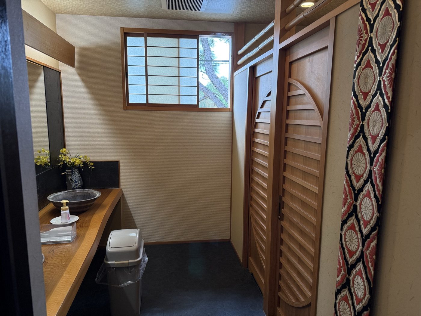 和風で清潔な松水のトイレの洗面まわり