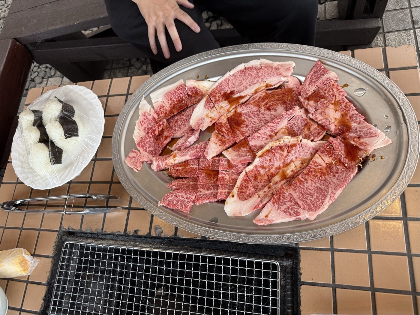大皿に盛られた国産牛のロース肉とおにぎり
