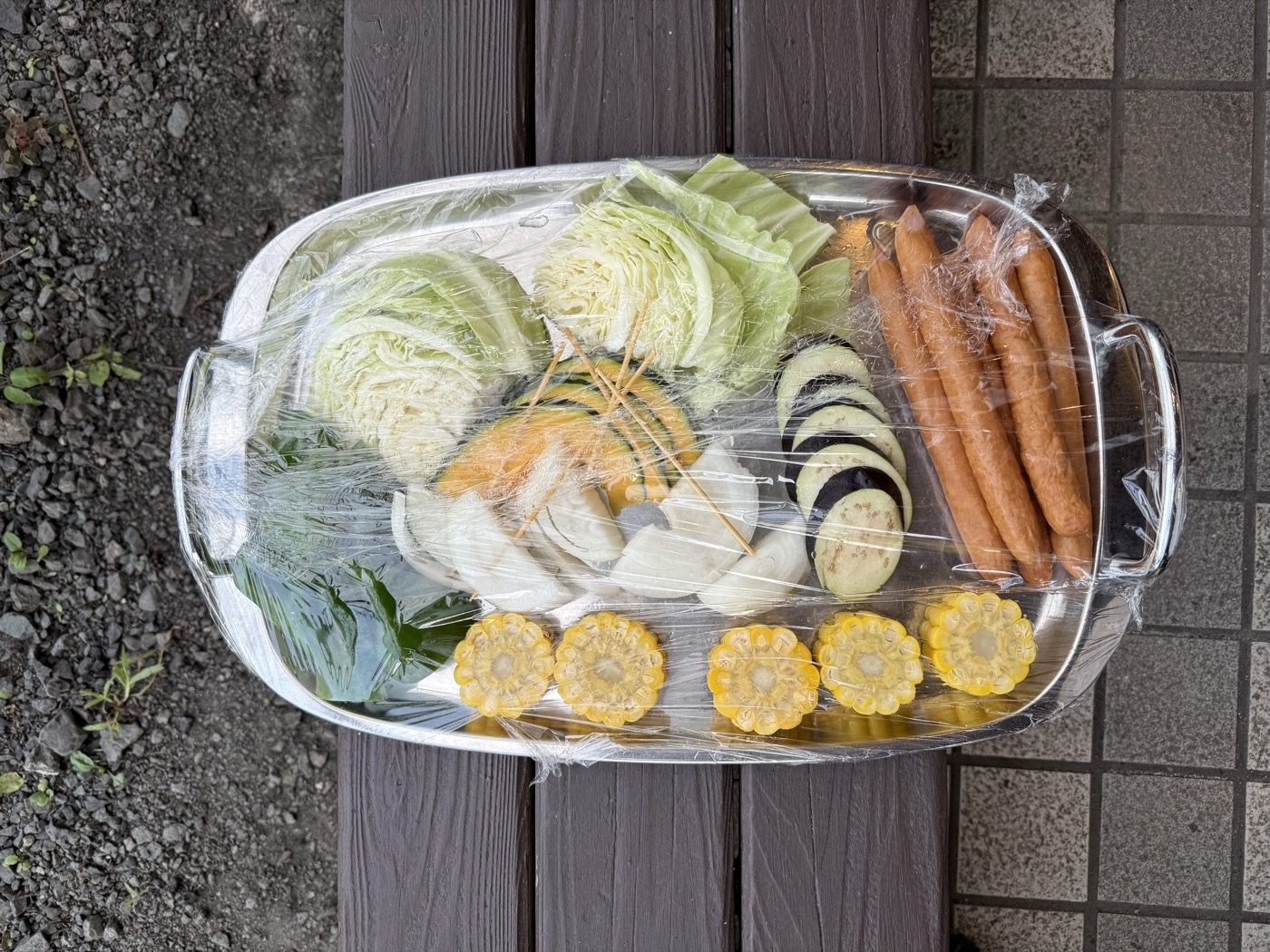 キャベツ・とうもろこし・ウインナーなどの野菜の盛り合わせ