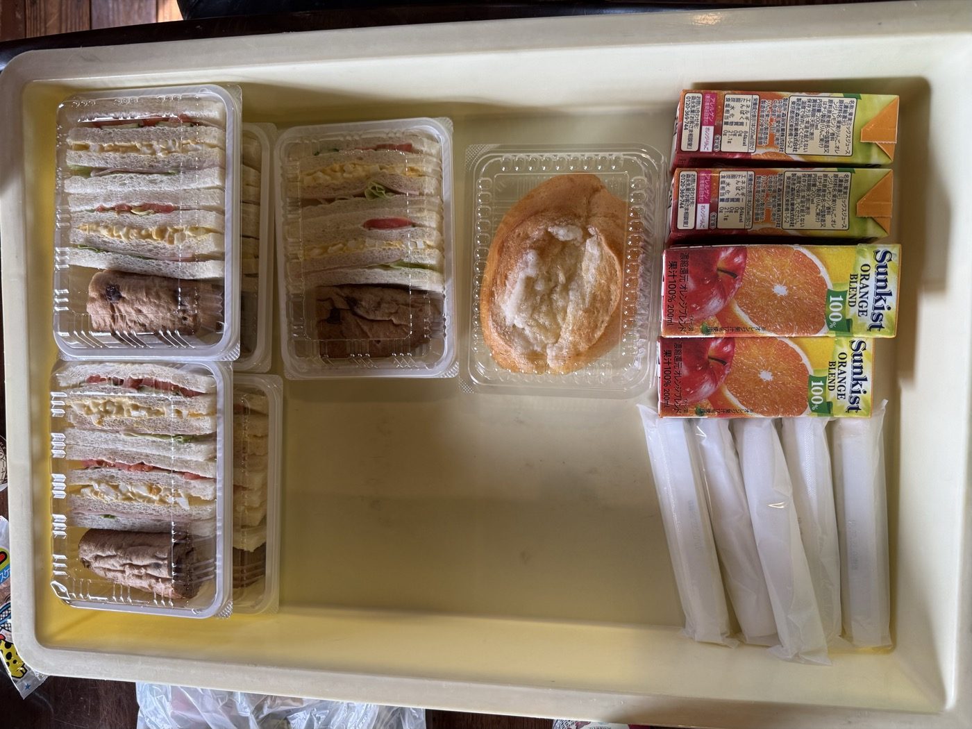 部屋まで届けられた朝食のパンとジュース