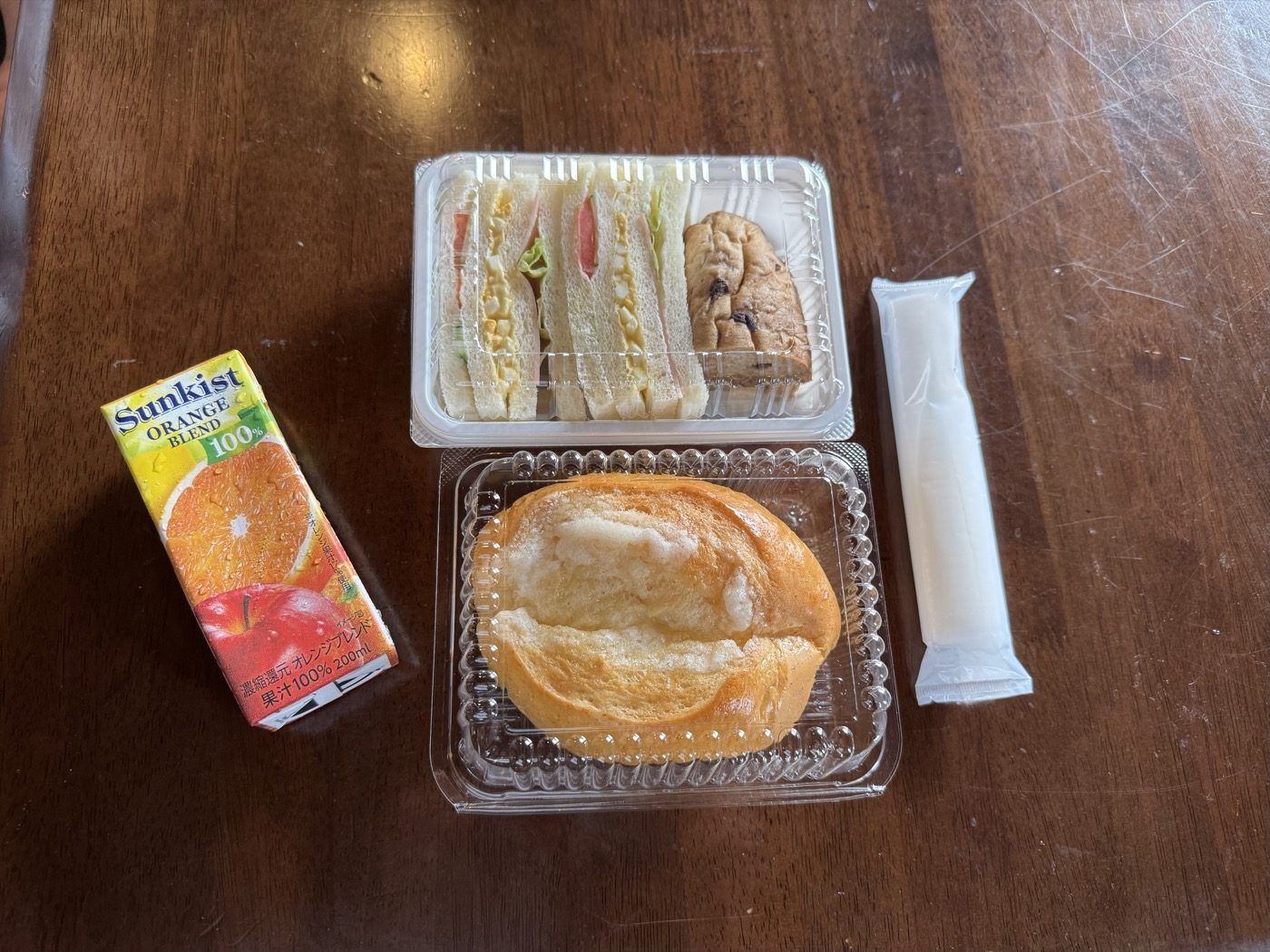 サンドウィッチ・バターフランス・菓子パンとジュース