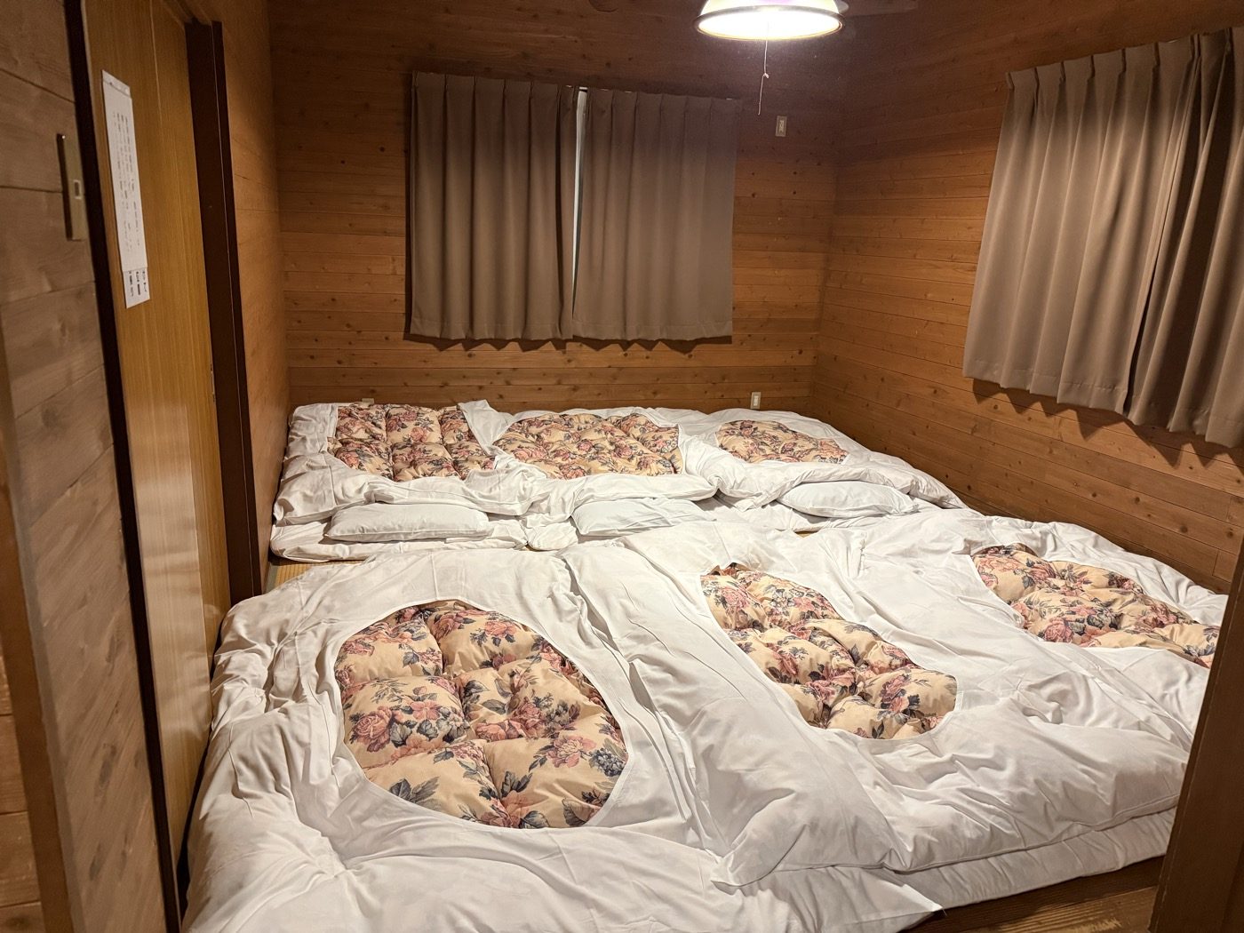 6畳の和室に布団が6枚並んでいる