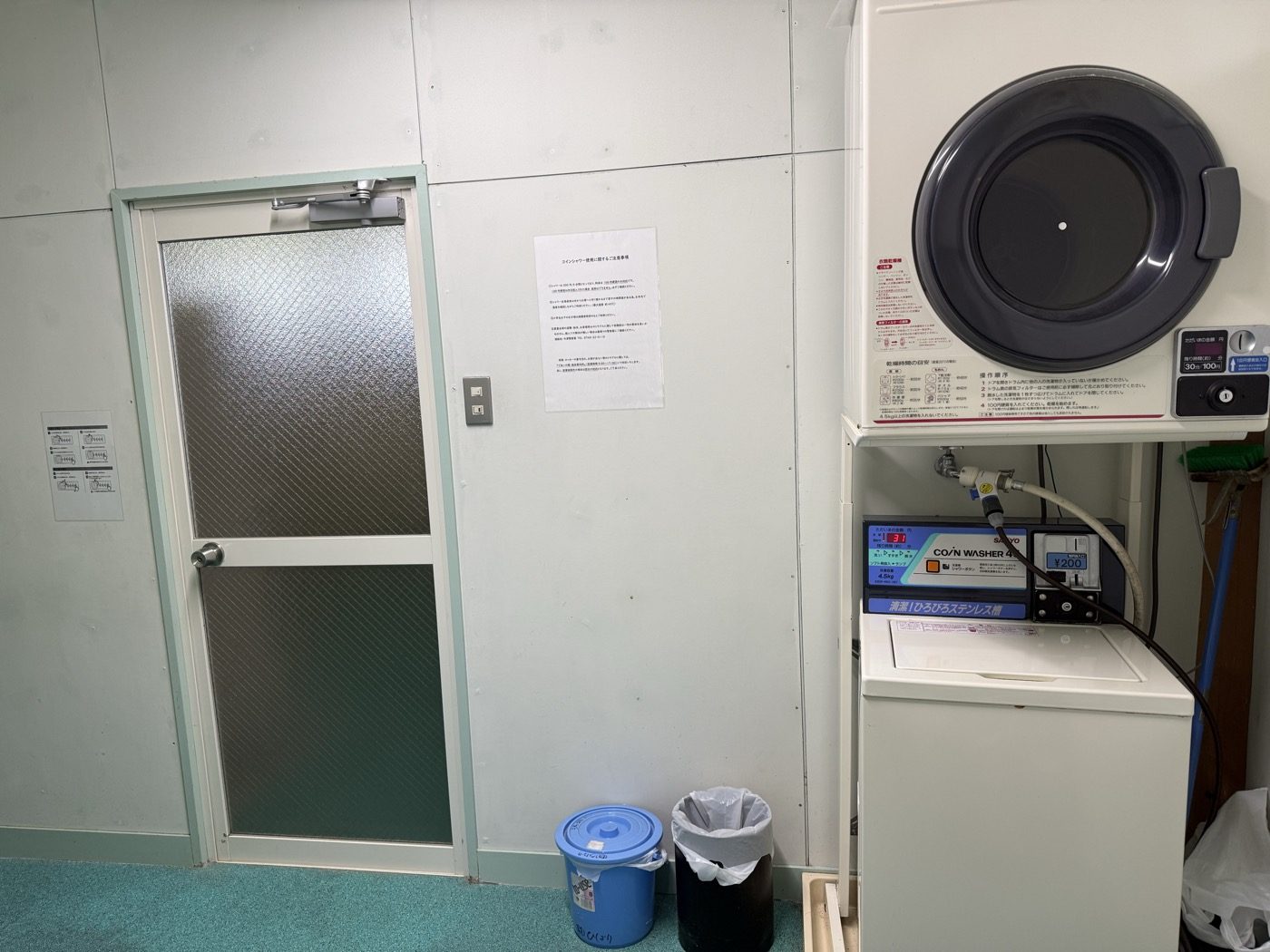 コインランドリーの洗濯機と乾燥機