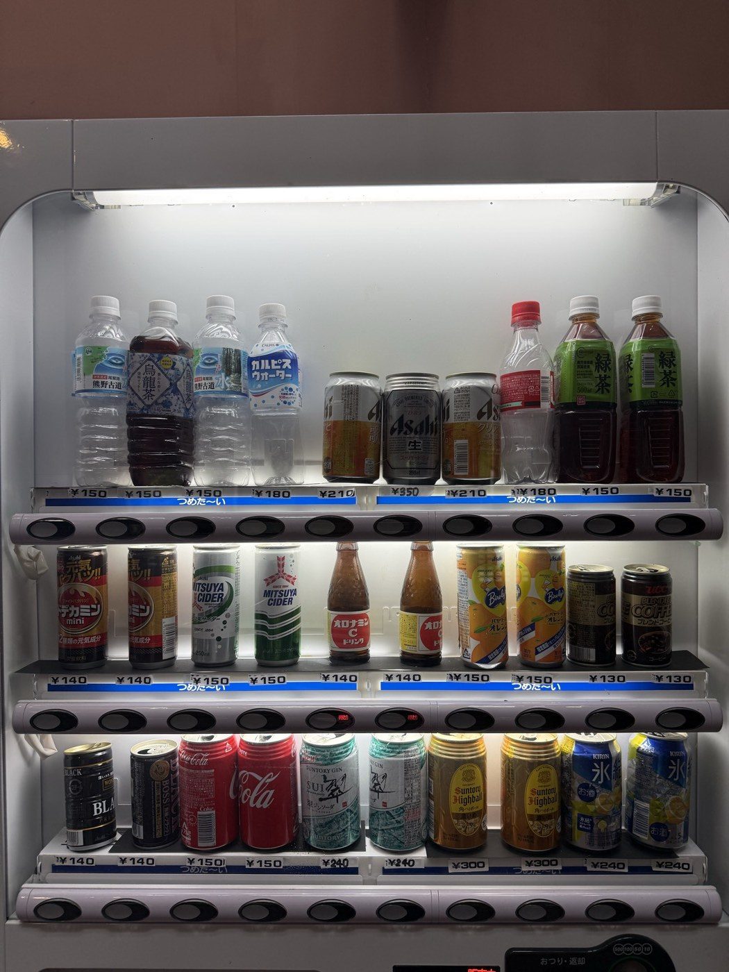 缶ビールやハイボールも入っている屋内の自販機