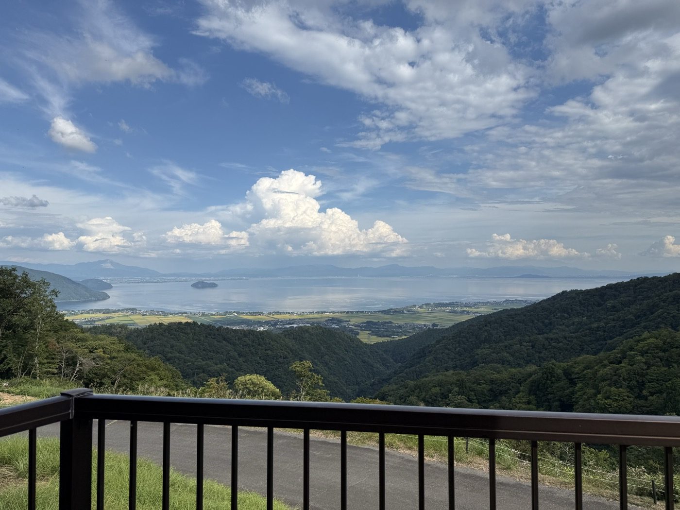 テラスから見た琵琶湖と山の眺め