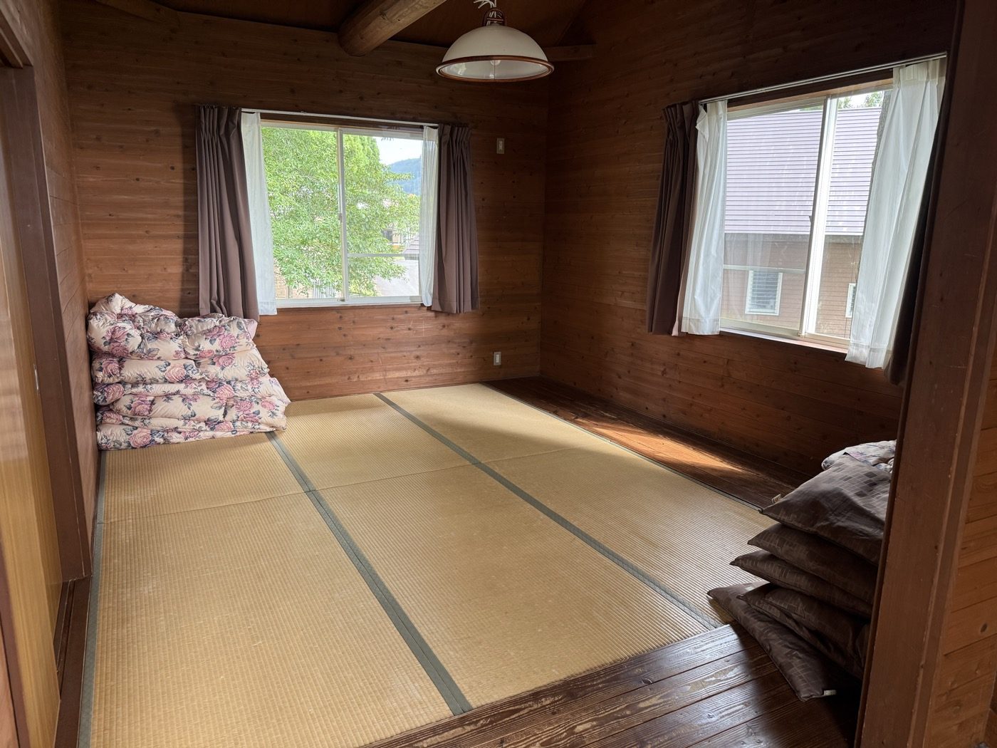 朝、寝具を片づけたあとの和室